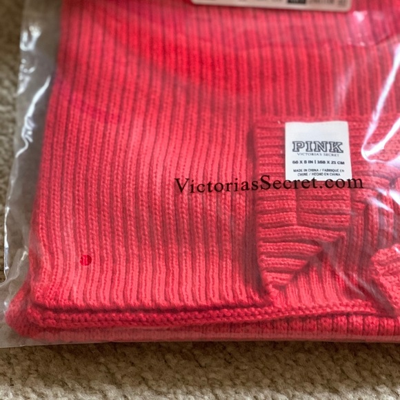 VICTORIA SECRET pepper red scarf - Picture 3 of 3